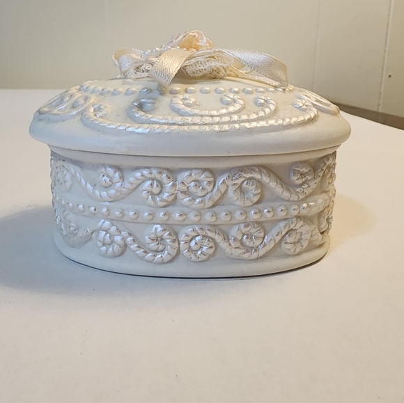 Porcelain Decorated Trinket Jewelry Box  3" Tall  4" Wide. - Picture 12 of 12